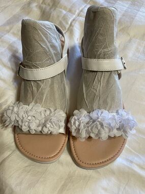 Girls' White Floral Strap Sandals with Ankle Buckle size 4